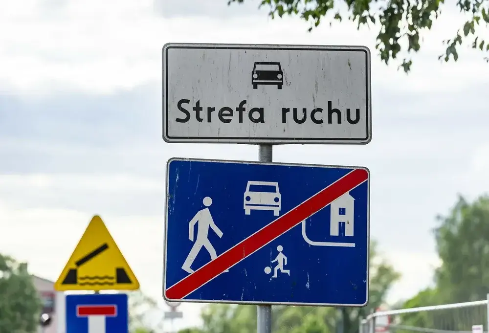 Droga wewnętrzna czy strefa ruchu? Jakie przepisy obowiązują?