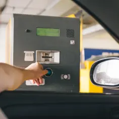 Jak zapłacić mandat za brak biletu parkingowego i uniknąć dodatkowych kosztów