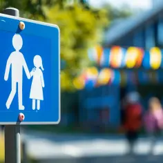 Znak Szkoła: Jakie są znaki drogowe informujące o szkołach?