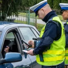 Jaki mandat za brak uprawnień? Sprawdź wysokość kar i konsekwencje