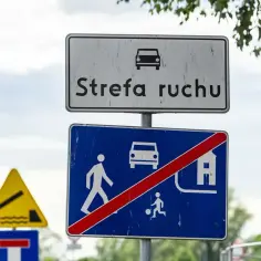 Droga wewnętrzna czy strefa ruchu? Jakie przepisy obowiązują?