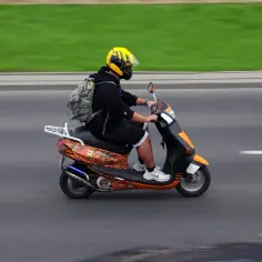 Czy nadal możesz jeździć autem na kartę motorowerową? Zobaczmy!