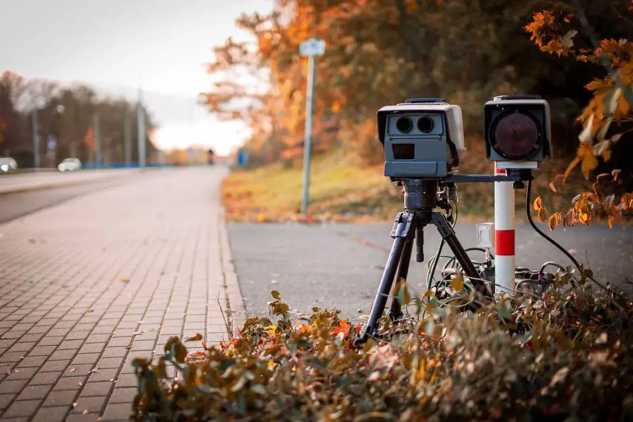 Zdjęcie Kto wystawia mandat z fotoradaru i jak uniknąć płacenia?