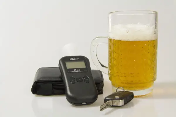 Jak działa alkomat? Odkryj sekrety pomiaru alkoholu w wydychanym powietrzu
