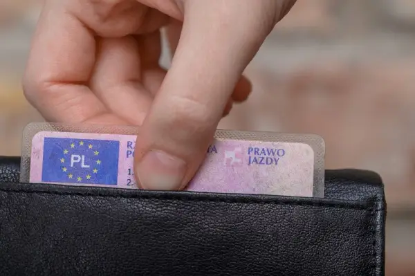 Jakie dokumenty kierowca powinien mieć przy sobie, aby uniknąć kłopotów?
