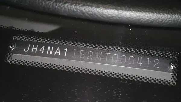 Gdzie dokładnie znajduje się numer OEM w samochodzie i jak go znaleźć?